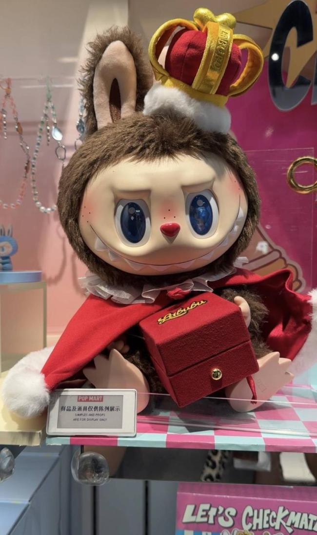 一娃难求 LABUBU到底有何魔力 丑萌设计引爆潮流